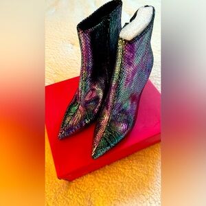 Betsy Johnson Pur Snake Ankle Boot. Metallic Multi color. Size 9.